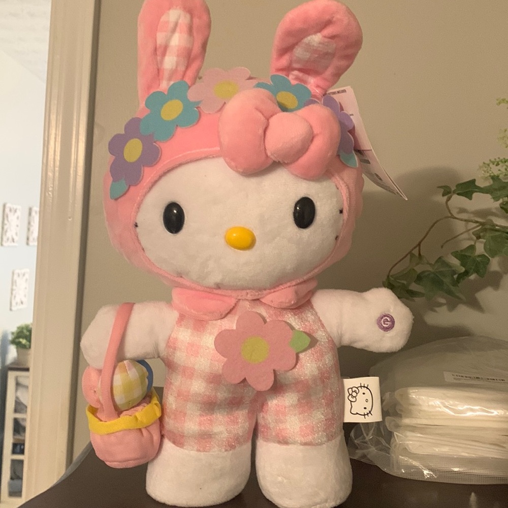 Hello kitty Easter side stepping singing looby loo brand new with tag. Cute!